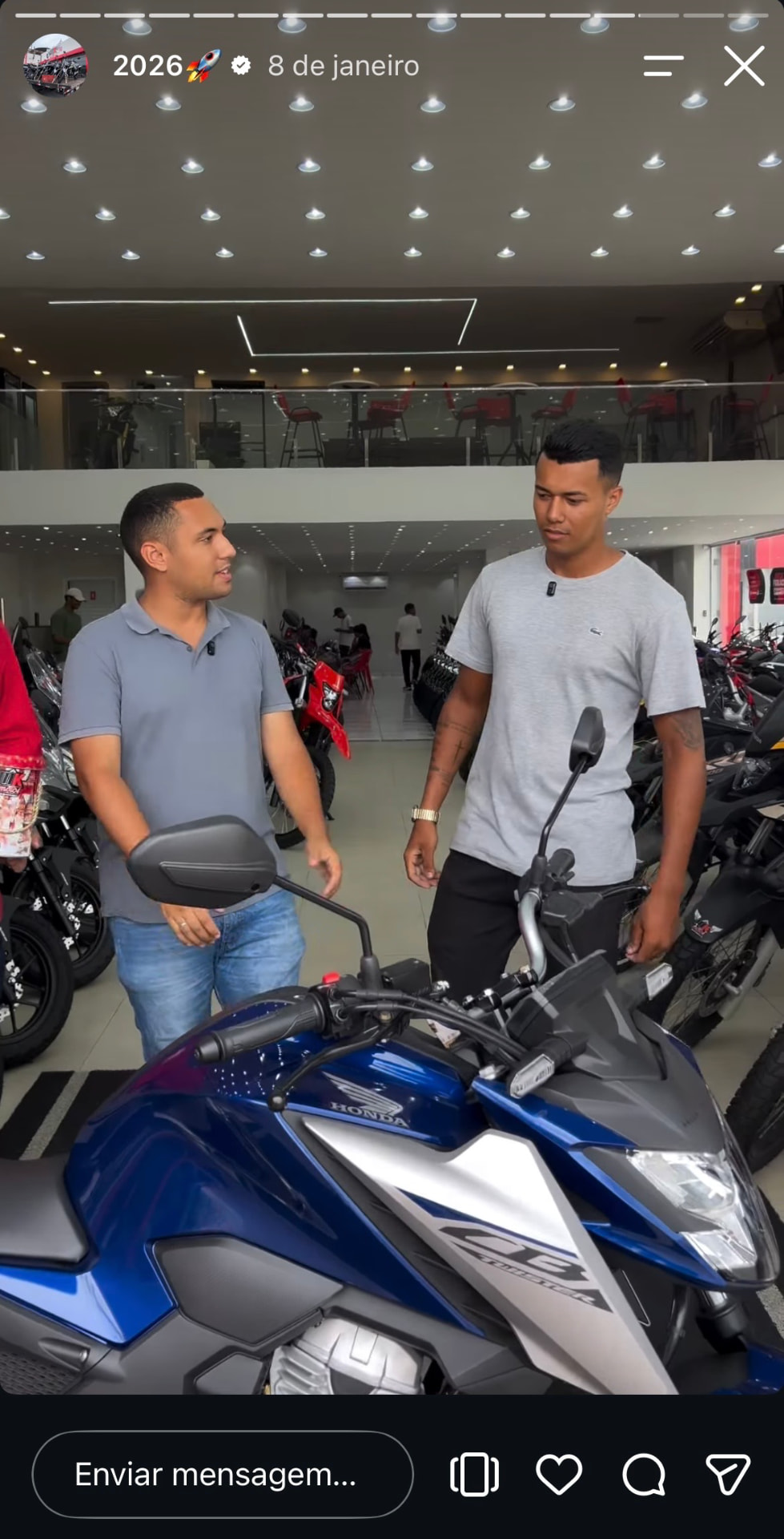 Cliente MK Motos saindo com a moto nova