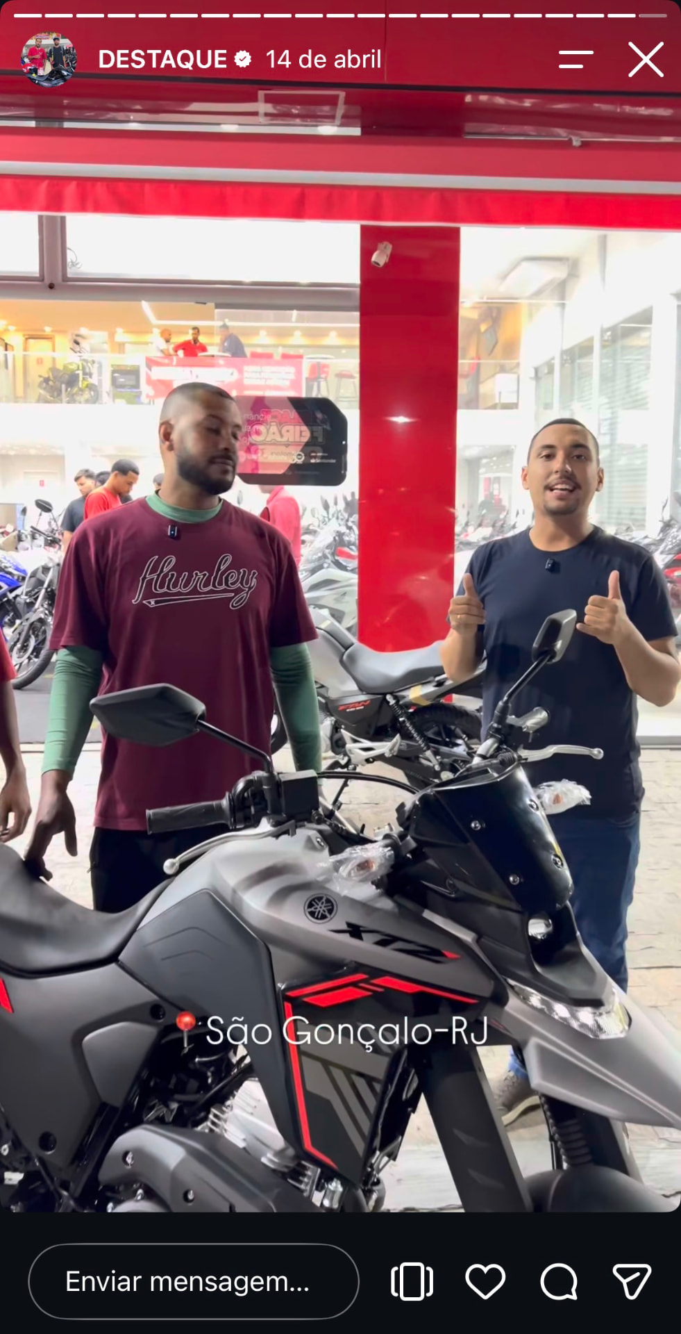 Cliente MK Motos saindo com a moto nova