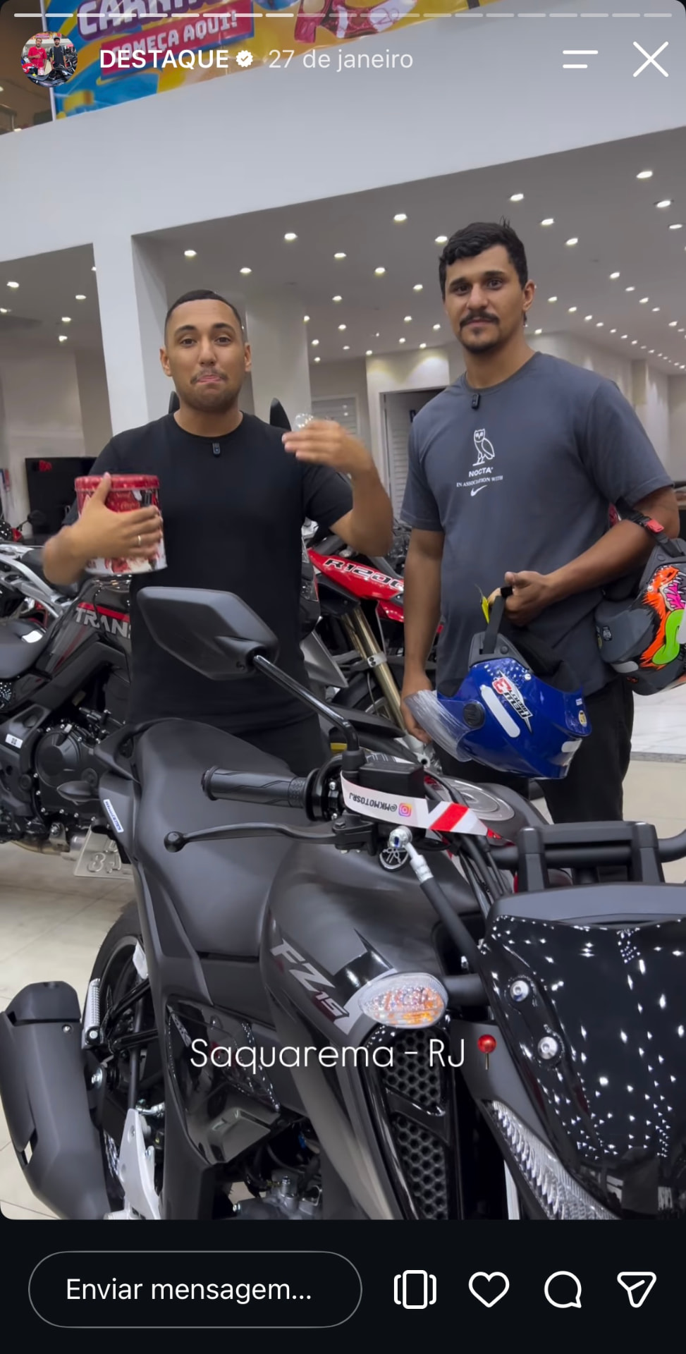 Cliente MK Motos saindo com a moto nova