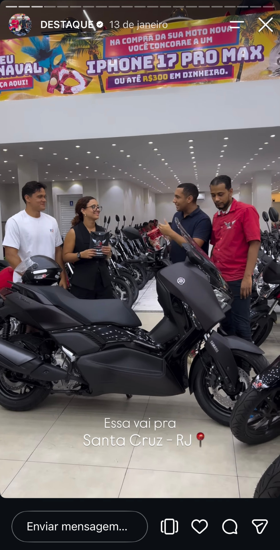 Cliente MK Motos saindo com a moto nova
