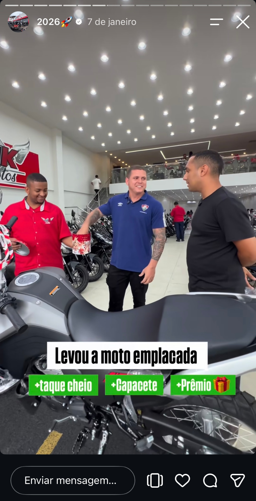 Cliente MK Motos saindo com a moto nova