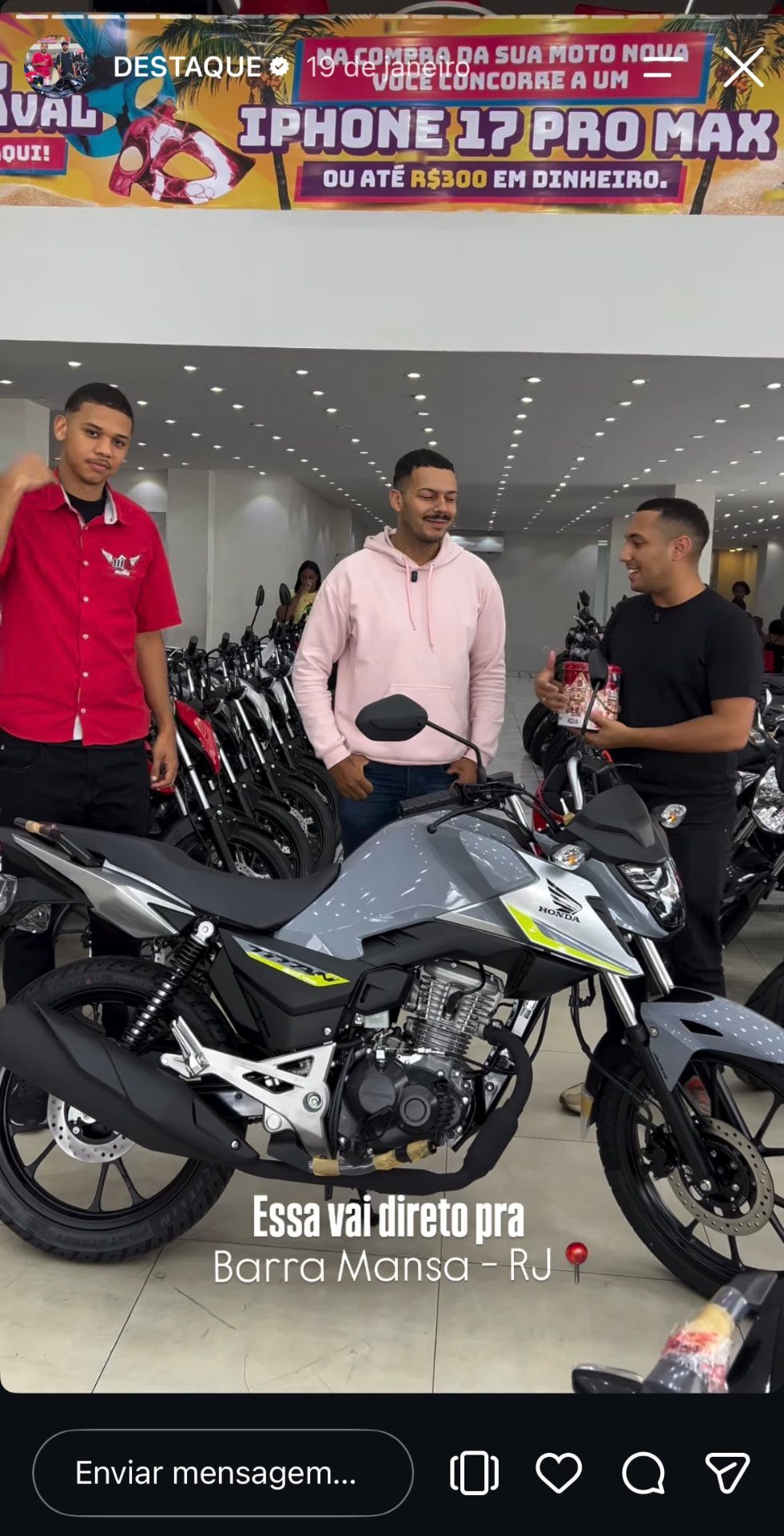 Cliente MK Motos saindo com a moto nova