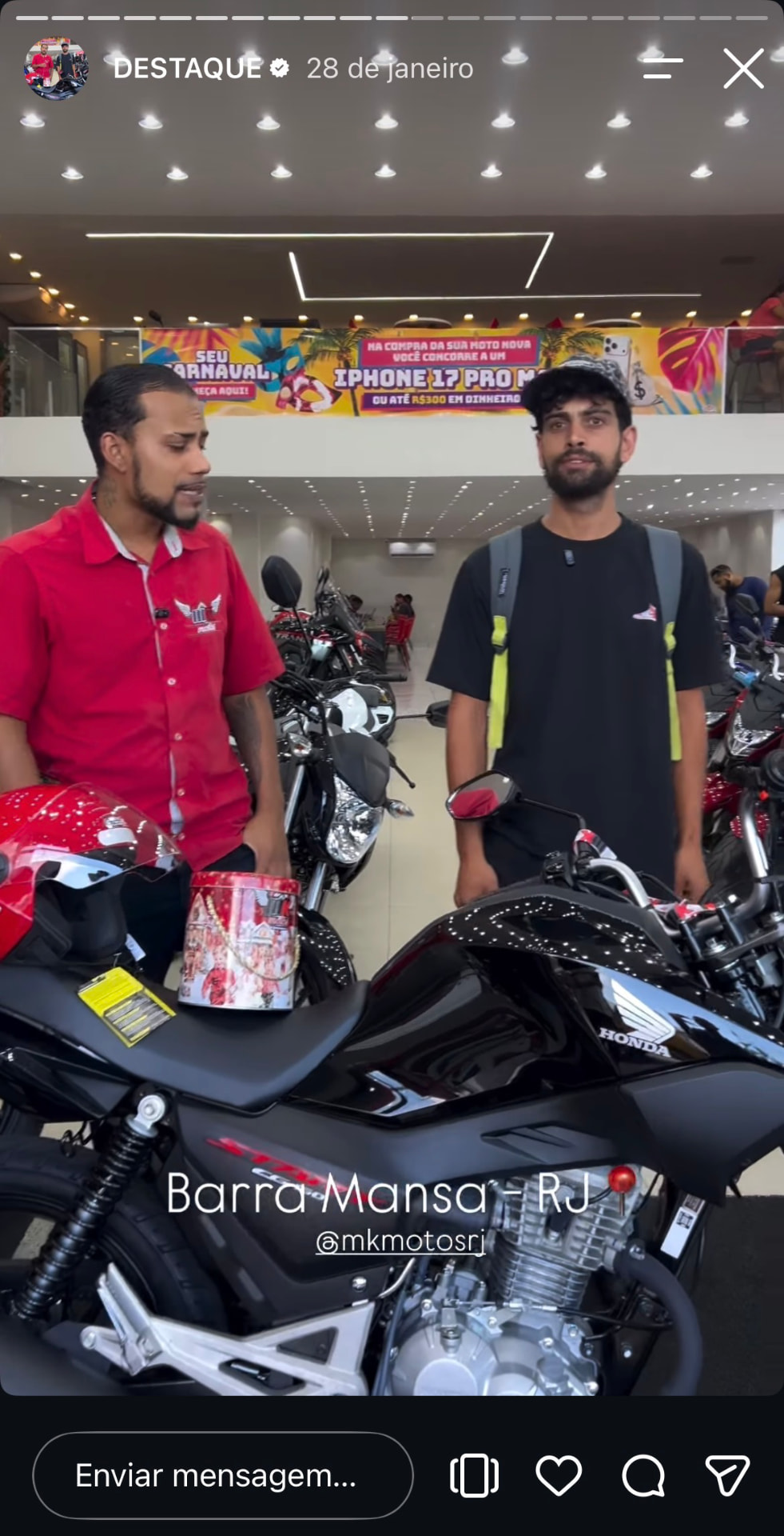 Cliente MK Motos saindo com a moto nova
