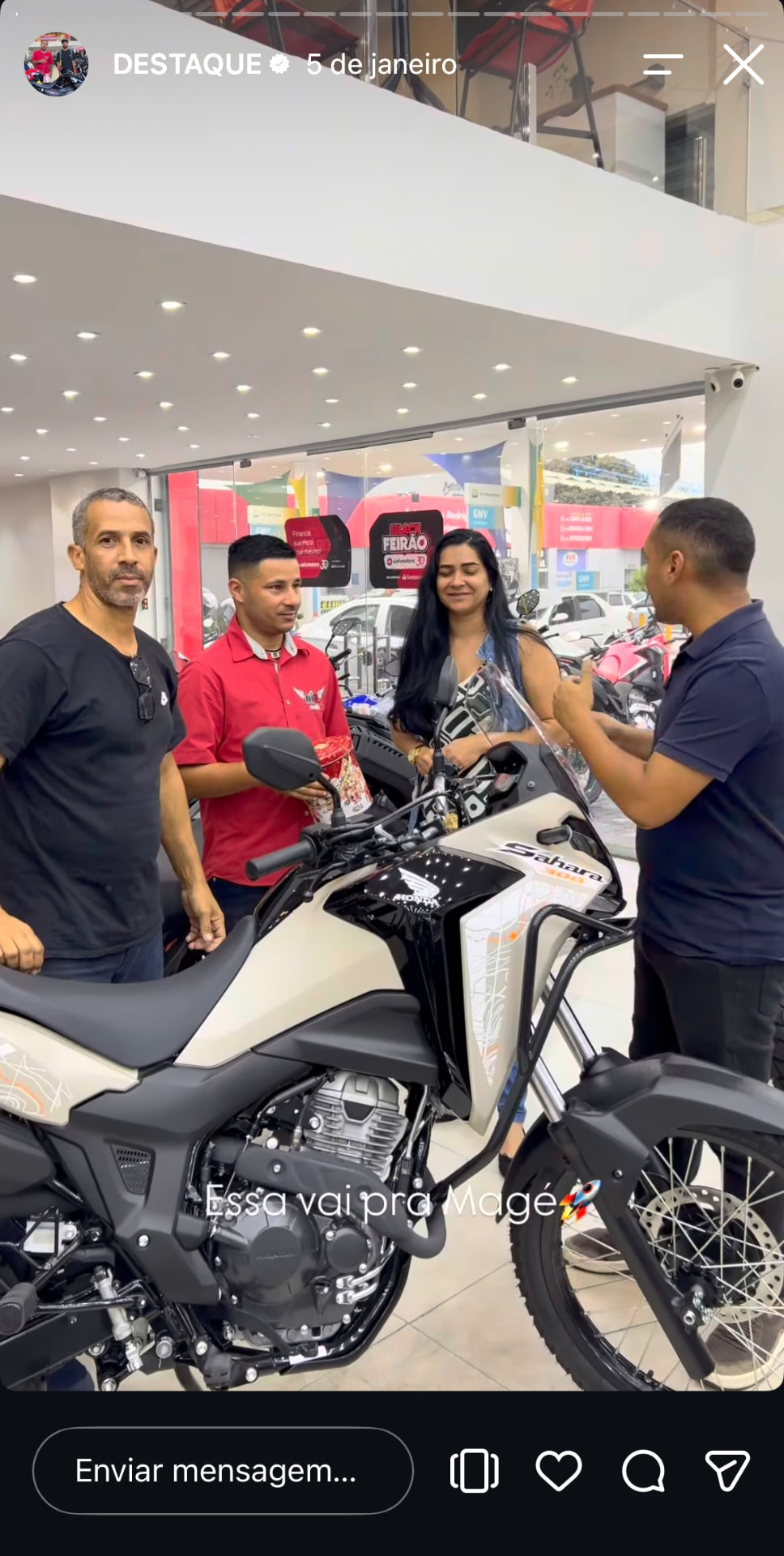 Cliente MK Motos saindo com a moto nova