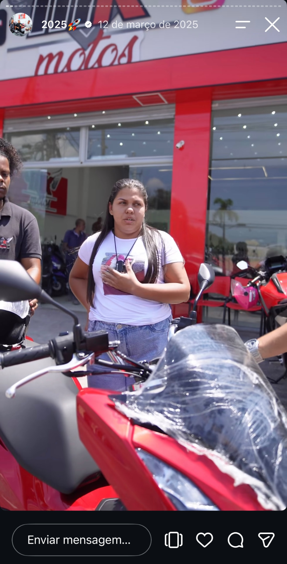 Cliente MK Motos saindo com a moto nova