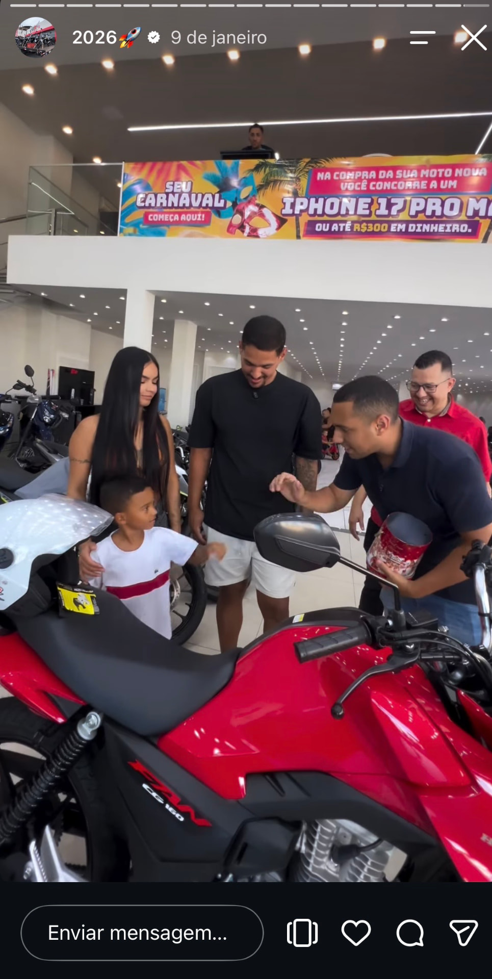 Cliente MK Motos saindo com a moto nova
