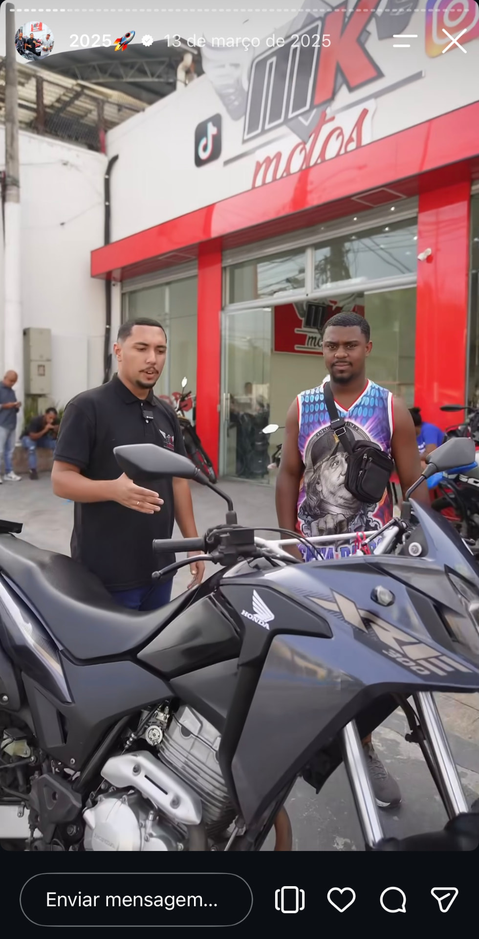Cliente MK Motos saindo com a moto nova