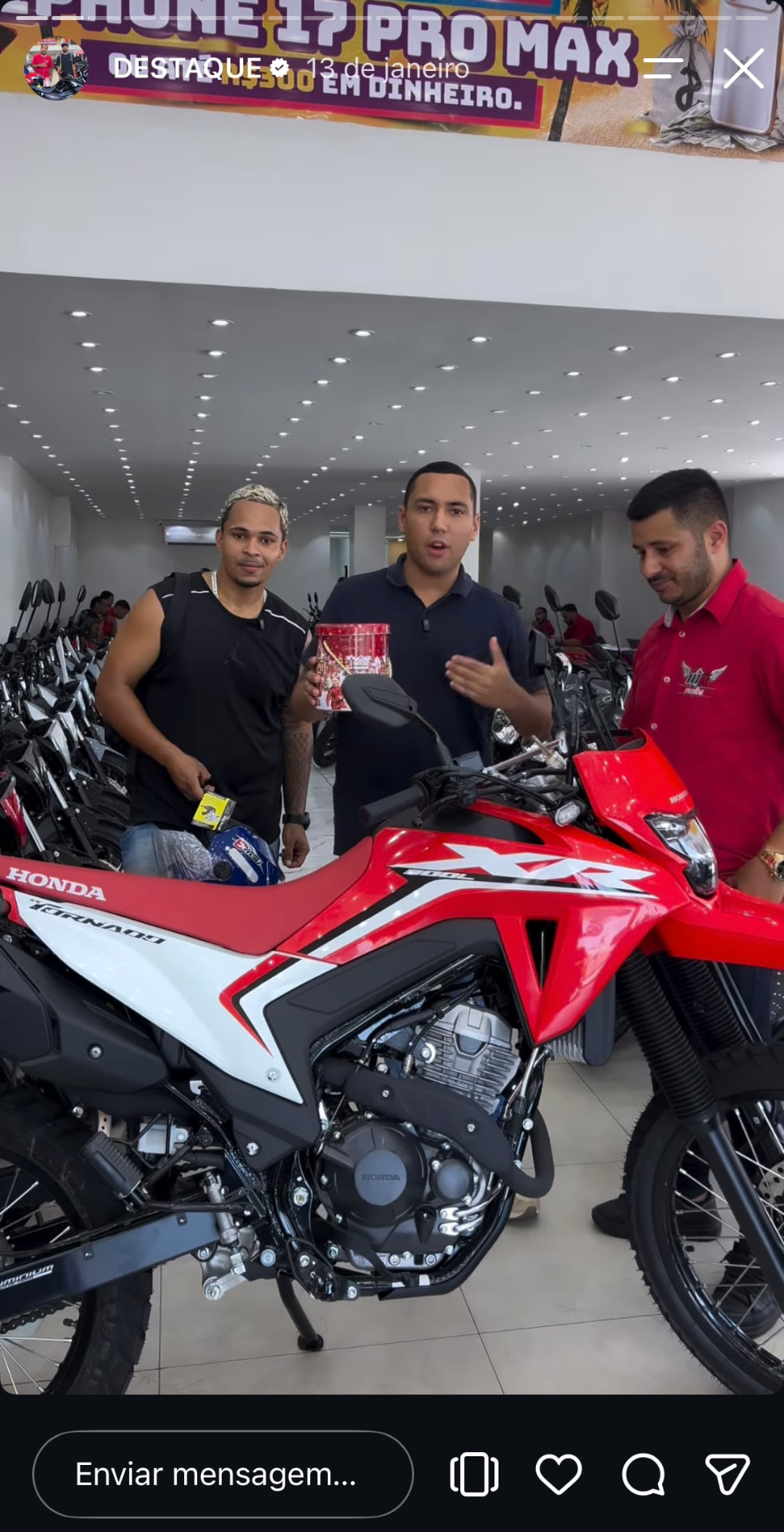 Cliente MK Motos saindo com a moto nova